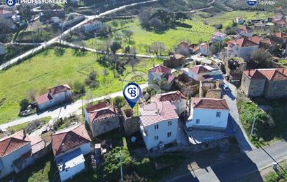 Karaburun Parlak Köyiçi'nde İki Katlı Taş Ev