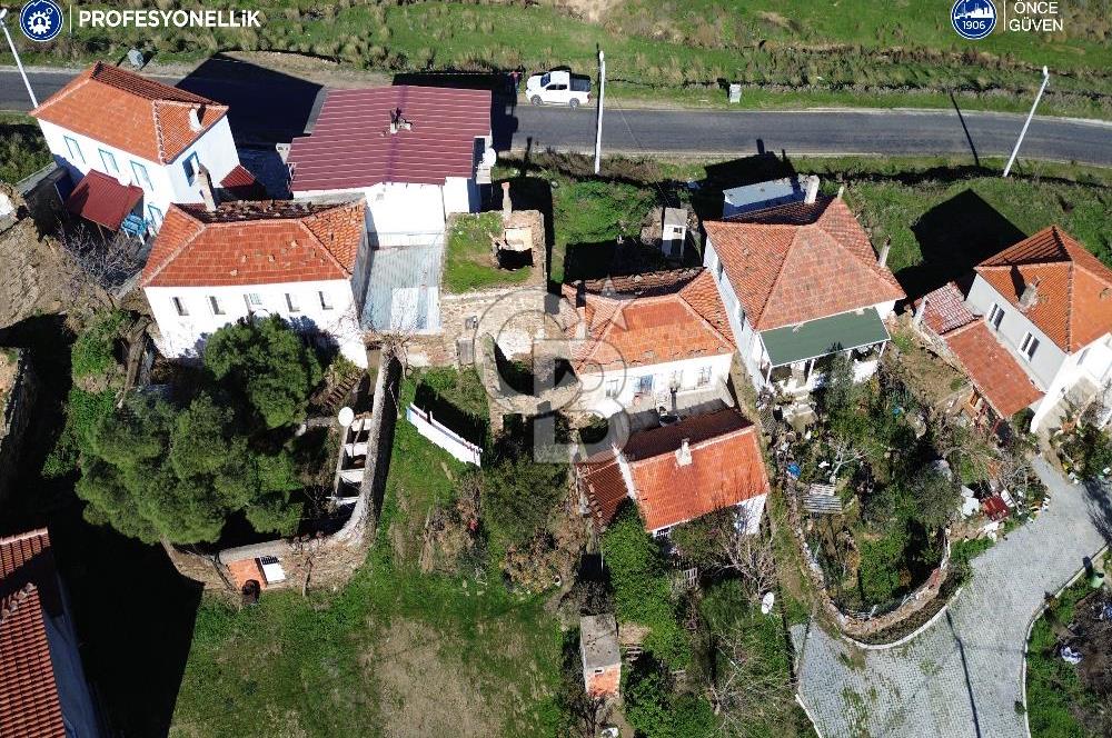 Karaburun Parlak Köyiçi'nde İki Katlı Taş Ev