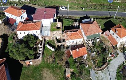 Karaburun Parlak Köyiçi'nde İki Katlı Taş Ev
