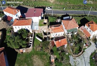 Karaburun Parlak Köyiçi'nde İki Katlı Taş Ev