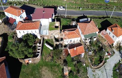 Karaburun Parlak Köyiçi'nde İki Katlı Taş Ev