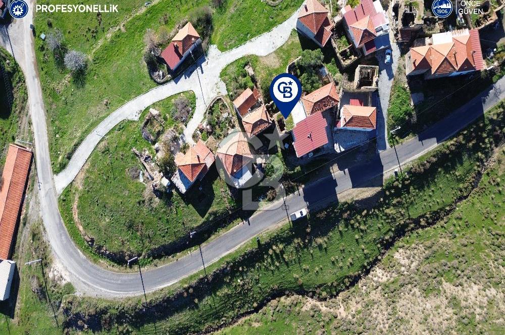 Karaburun Parlak Köyiçi'nde İki Katlı Taş Ev