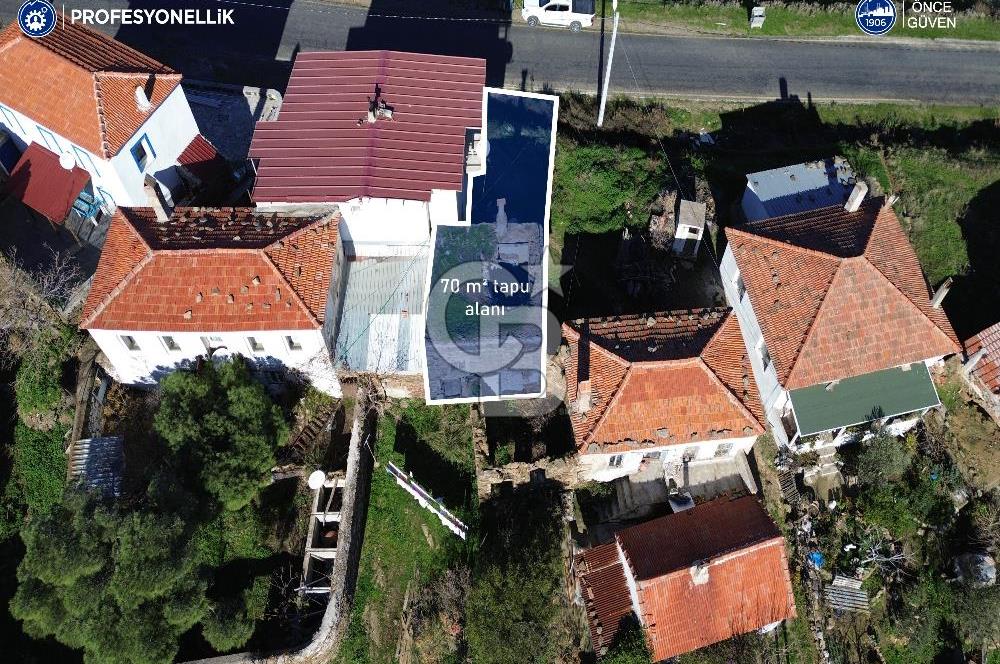 Karaburun Parlak Köyiçi'nde İki Katlı Taş Ev