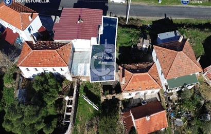Karaburun Parlak Köyiçi'nde İki Katlı Taş Ev