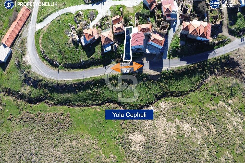 Karaburun Parlak Köyiçi'nde İki Katlı Taş Ev