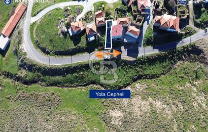 Karaburun Parlak Köyiçi'nde İki Katlı Taş Ev