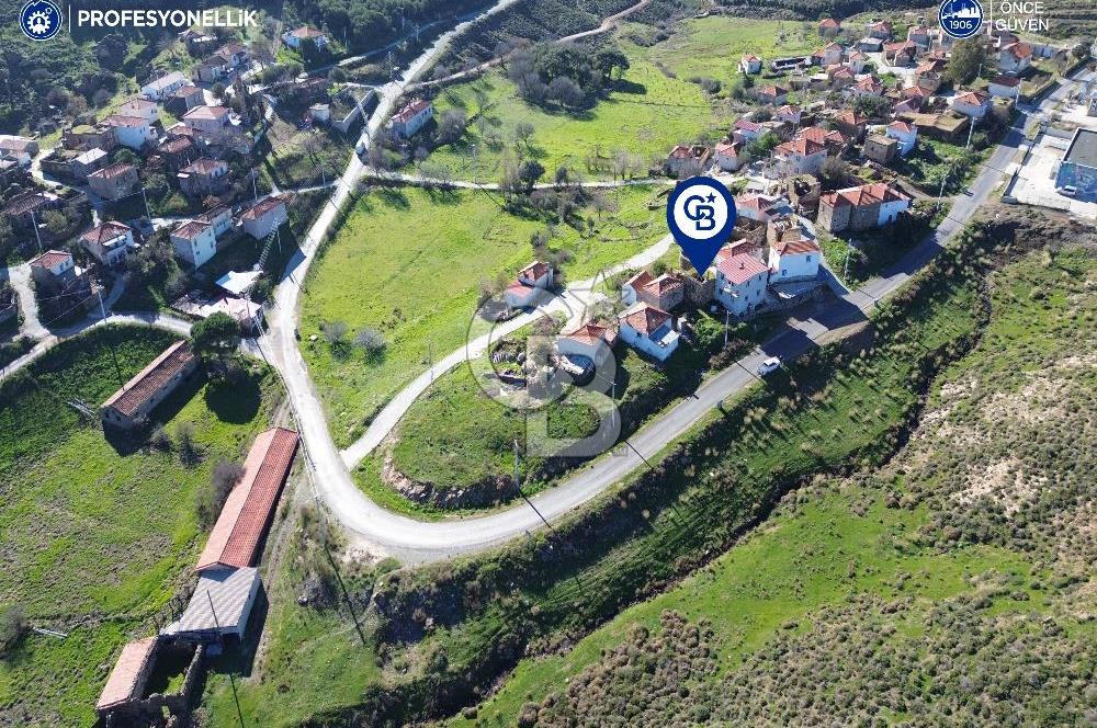 Karaburun Parlak Köyiçi'nde İki Katlı Taş Ev