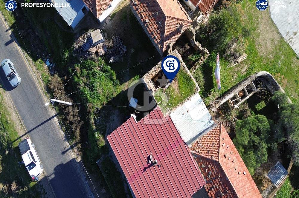 Karaburun Parlak Köyiçi'nde İki Katlı Taş Ev