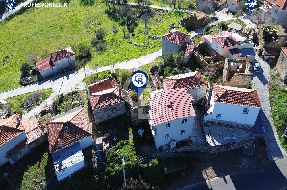 Karaburun Parlak Köyiçi'nde İki Katlı Taş Ev