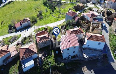 Karaburun Parlak Köyiçi'nde İki Katlı Taş Ev