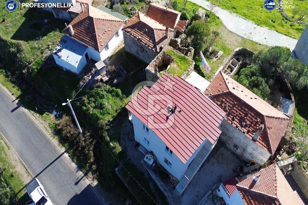 Karaburun Parlak Köyiçi'nde İki Katlı Taş Ev