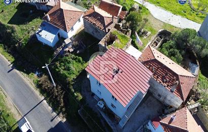 Karaburun Parlak Köyiçi'nde İki Katlı Taş Ev