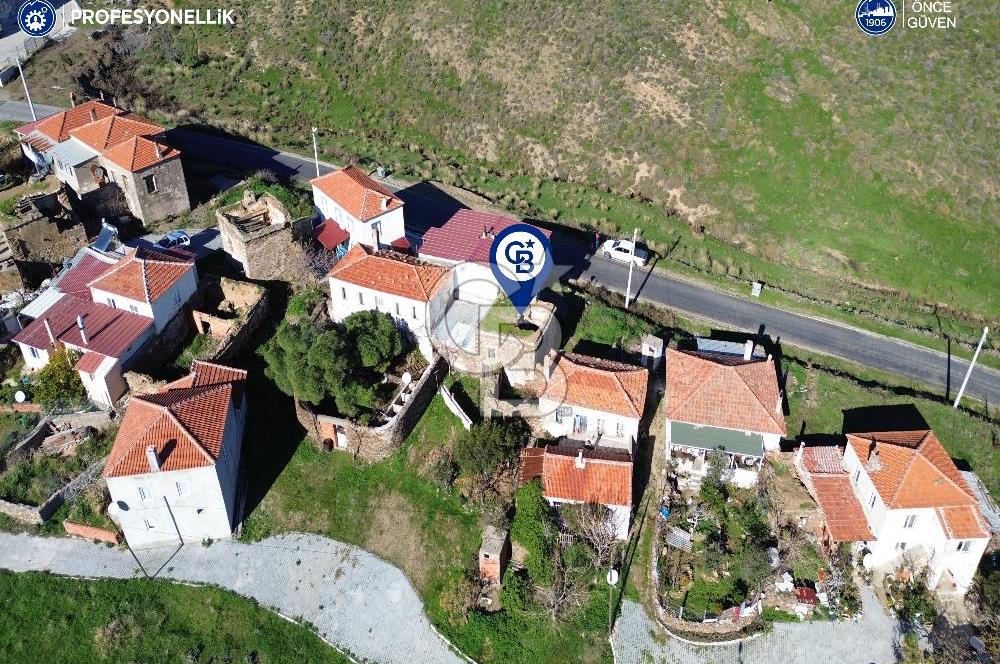 Karaburun Parlak Köyiçi'nde İki Katlı Taş Ev