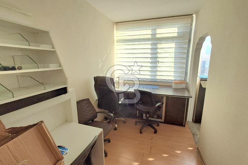 avcılar merkezde, erdal iş merkezinde satılık ofis.
