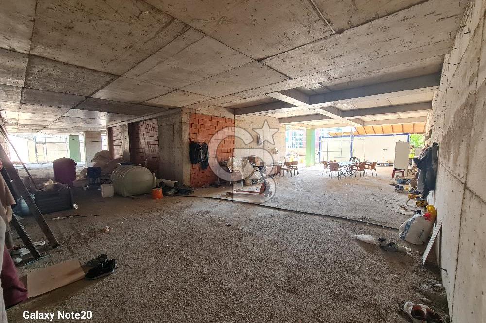 Ümraniye Tatlısu Mahallesinde 420  M2 Net Bacalı Satılık Dükkan