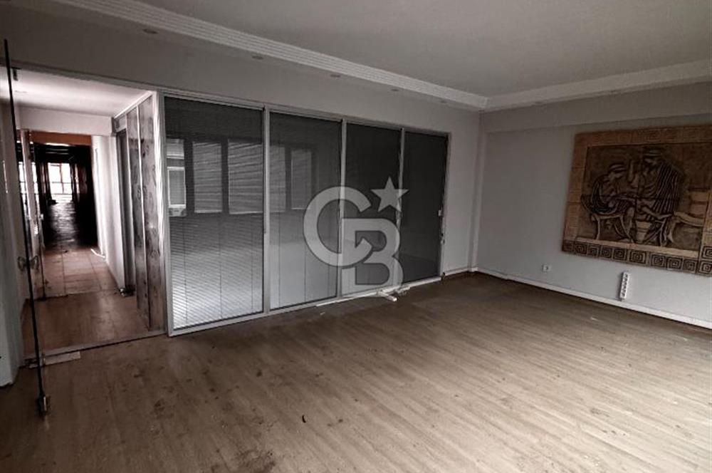 Cumhuriyet Caddesi Üzerinde 5 Bölümden oluşan 2. Kat Ofis