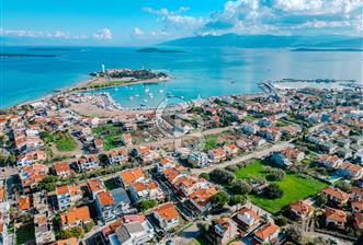 ÇEŞMEALTI MAVİPLAJ’DA DENİZE YAKIN SATILIK VİLLA