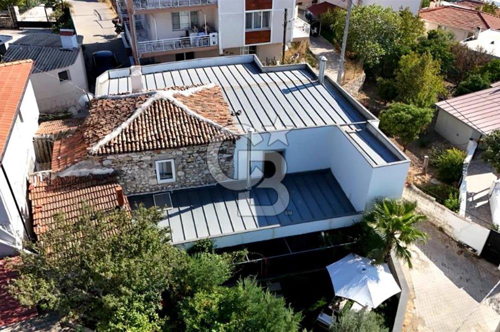 URLA ÖZBEK MAH. ÖZEL TASARIM SATILIK EŞYALI MÜSTAKİL EV