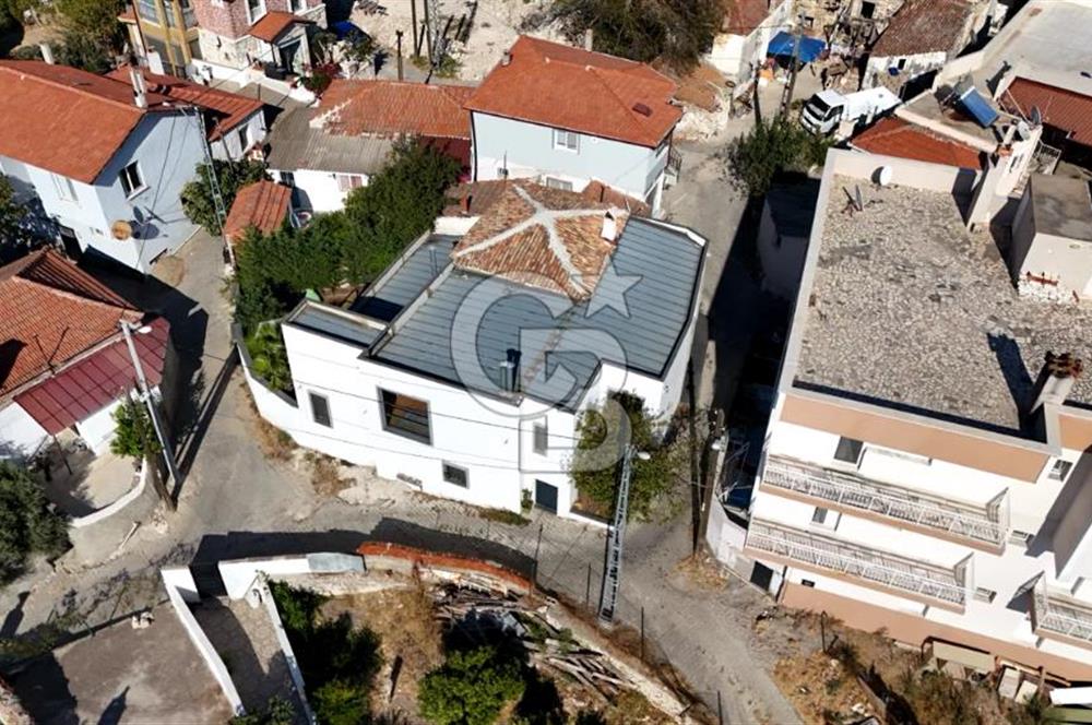 URLA ÖZBEK MAH. ÖZEL TASARIM SATILIK EŞYALI MÜSTAKİL EV