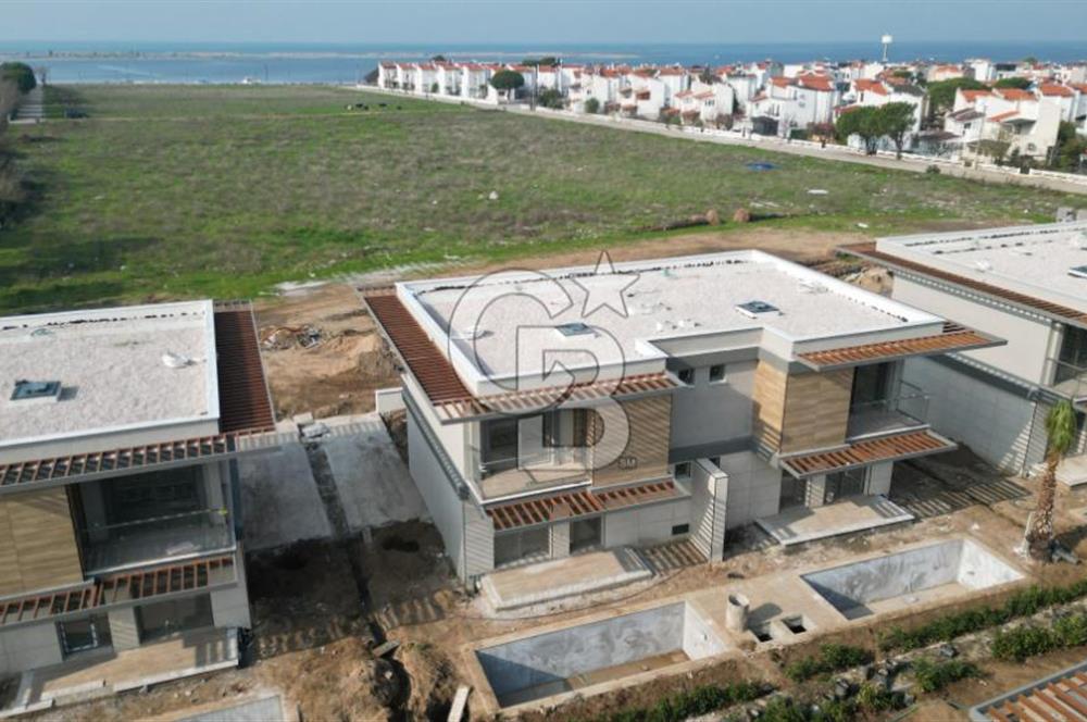 KADRAJ AYAZMEND AYVALIK' da Satılık Müstakil Havuzlu Villalar
