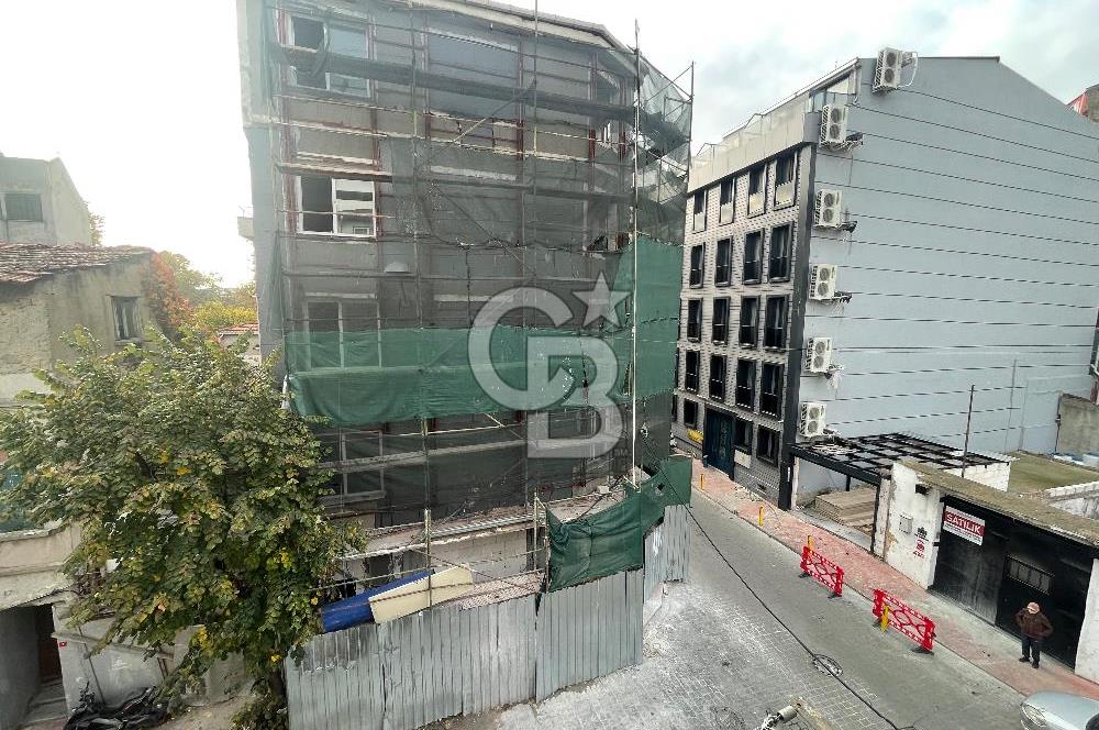 BEYOĞLU HACIMİMİ’DE KÖŞE KONUMLU SATILIK BİNA