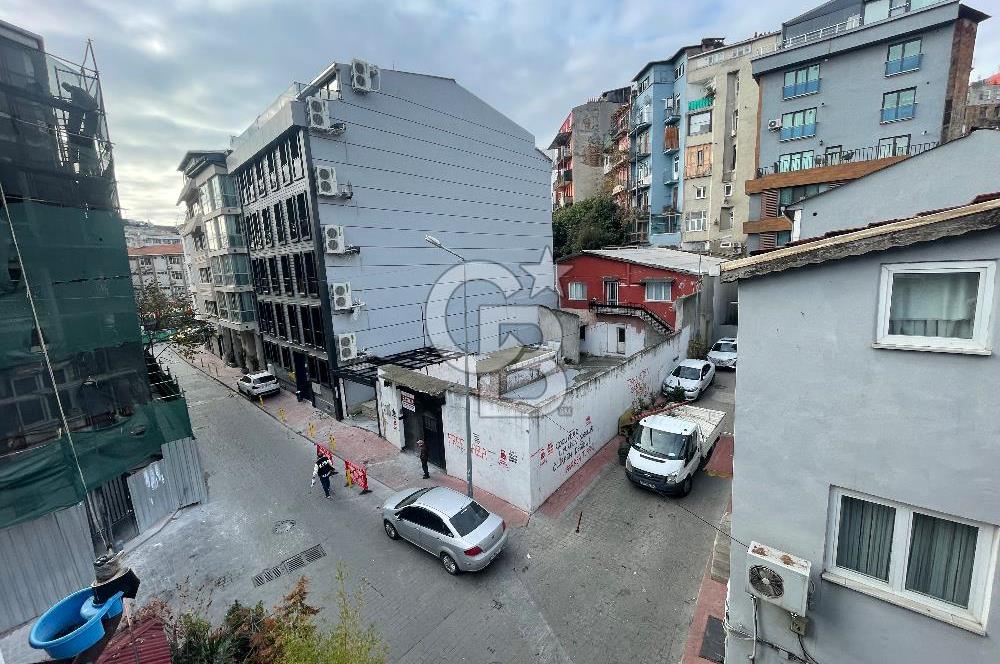 BEYOĞLU HACIMİMİ’DE KÖŞE KONUMLU SATILIK BİNA