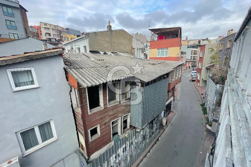 BEYOĞLU HACIMİMİ’DE KÖŞE KONUMLU SATILIK BİNA
