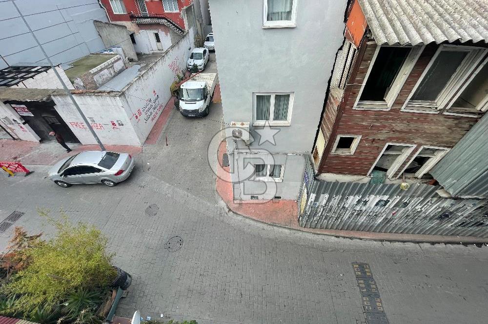 BEYOĞLU HACIMİMİ’DE KÖŞE KONUMLU SATILIK BİNA
