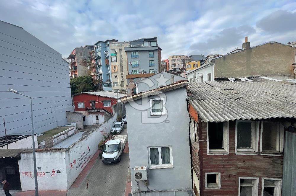 BEYOĞLU HACIMİMİ’DE KÖŞE KONUMLU SATILIK BİNA