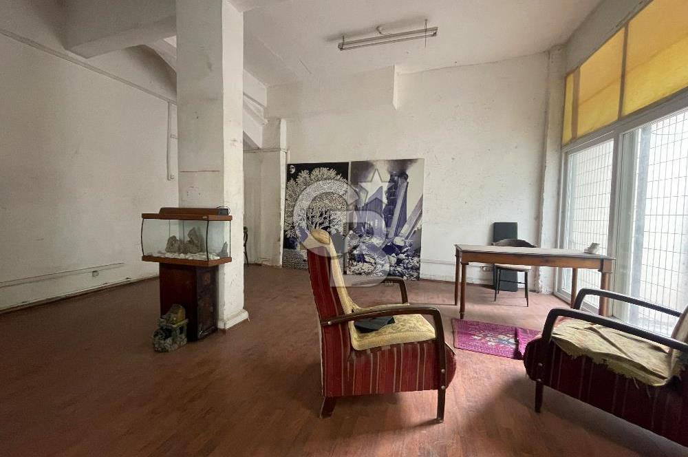 BEYOĞLU HACIMİMİ’DE KÖŞE KONUMLU SATILIK BİNA