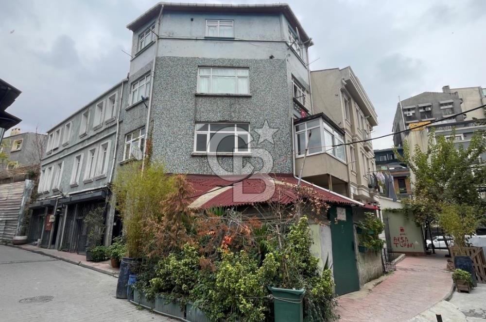 BEYOĞLU HACIMİMİ’DE KÖŞE KONUMLU SATILIK BİNA