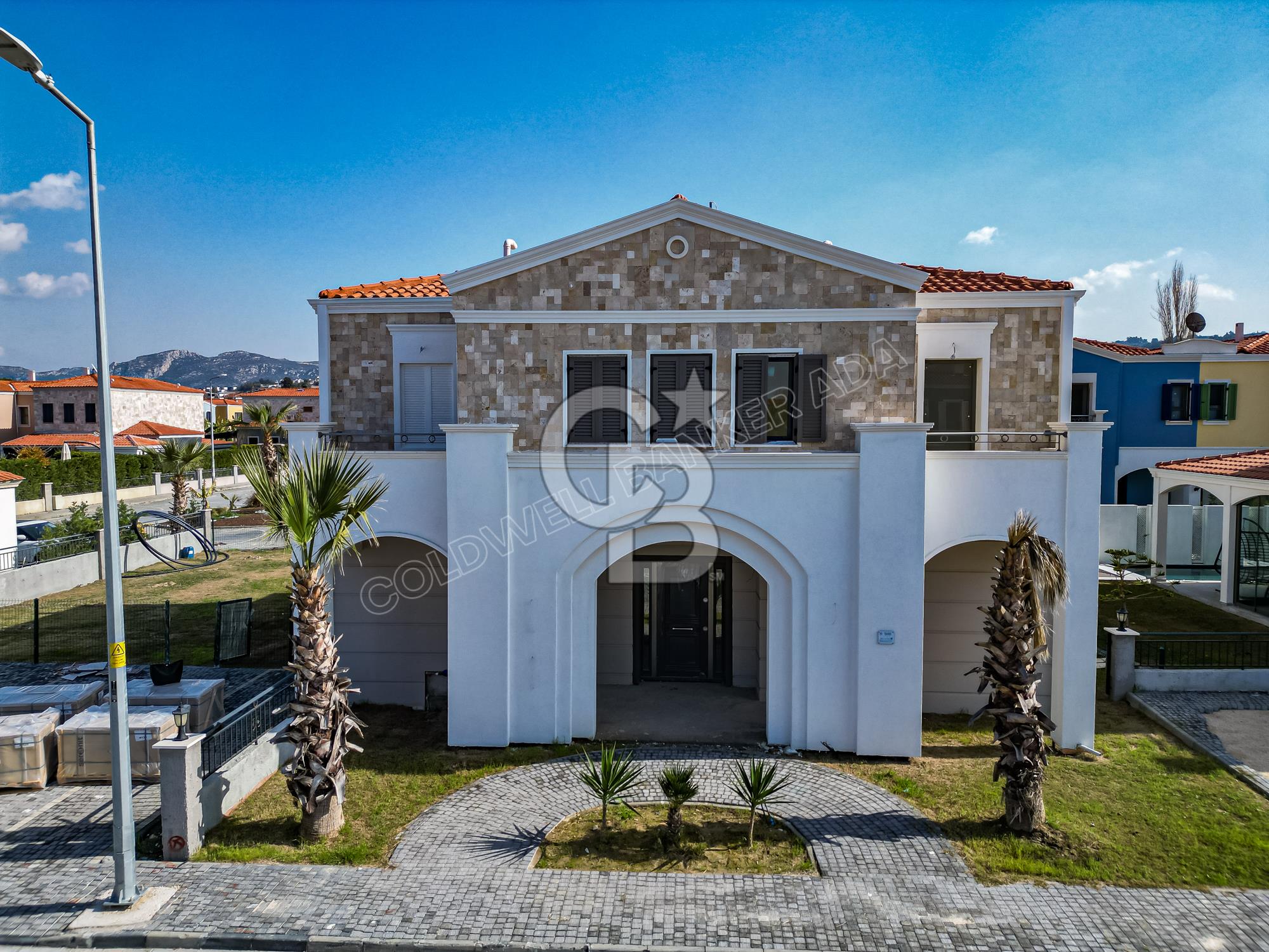 KUŞADASI KARAOVA'DA SİTE İÇERİSİNDE MALİKANE