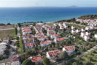 GEYİKLİ ODUNLUK İSKELESİ MENEKŞE TATİL SİTESİNDE SATILIK SUİT DAİRE