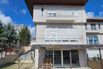 Yaşamkent Merkezinde Marka Projelerin Arasında Yapılı Villa