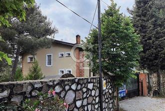 BORNOVA YAKAKÖY'DE 1100 M2 ARSA İÇİNDE 5+1 SATILIK TRİPLEKS VİLLA
