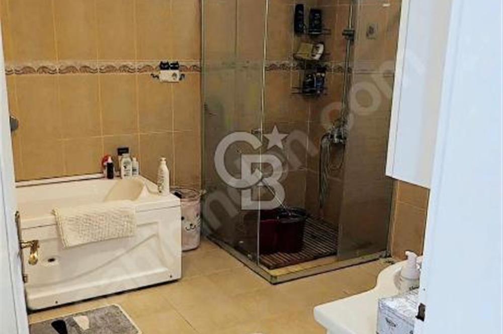 BORNOVA YAKAKÖY'DE 1100 M2 ARSA İÇİNDE 5+1 SATILIK TRİPLEKS VİLLA