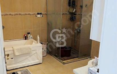 BORNOVA YAKAKÖY'DE 1100 M2 ARSA İÇİNDE 5+1 SATILIK TRİPLEKS VİLLA