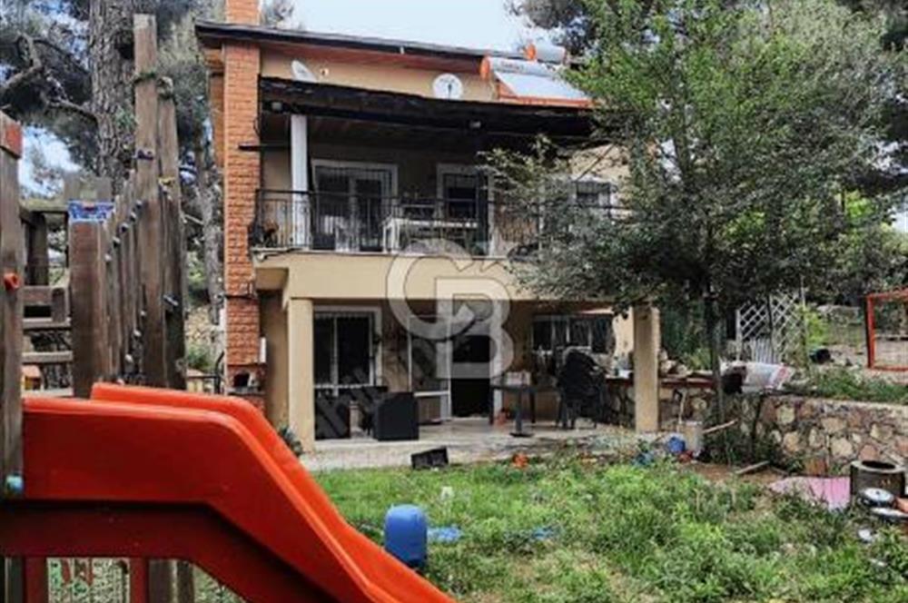 BORNOVA YAKAKÖY'DE 1100 M2 ARSA İÇİNDE 5+1 SATILIK TRİPLEKS VİLLA