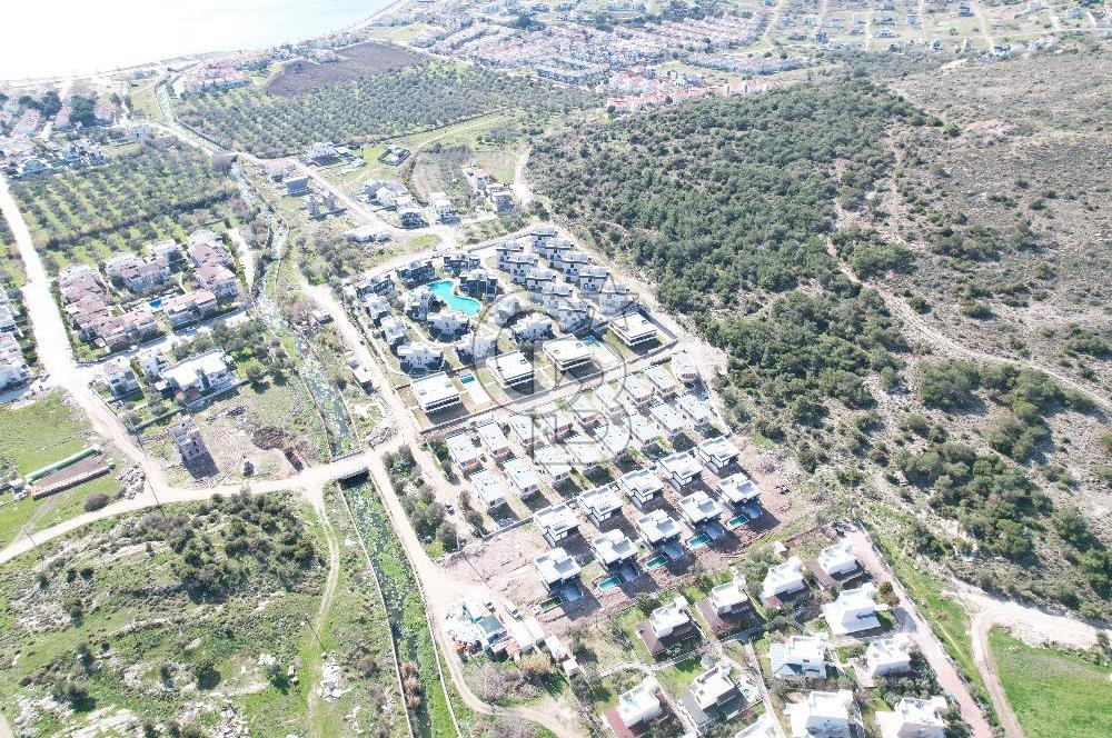 ÇANDARLI MERKEZİ LOKASYONDA MÜSTAKİL HAVUZLU VİLLA