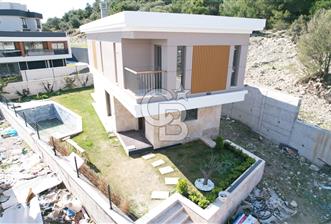 ÇANDARLI MERKEZİ LOKASYONDA MÜSTAKİL HAVUZLU VİLLA