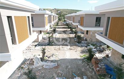 ÇANDARLI MERKEZİ LOKASYONDA MÜSTAKİL HAVUZLU VİLLA