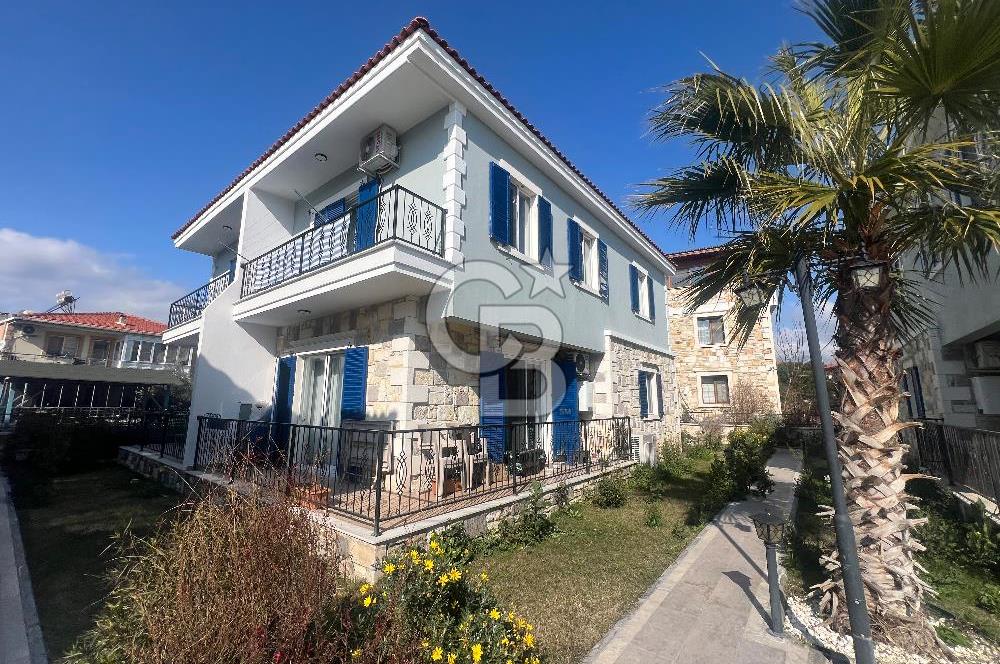 İzmir Foça’da 3+1 Dubleks Havuzlu Satılık Villa
