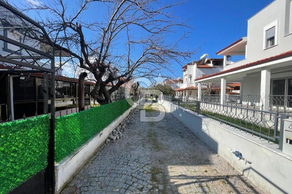 DİKİLİ MUTLU TATİL SİTESİNDE DENİZE YAKIN SATILIK 4+1 VİLLA