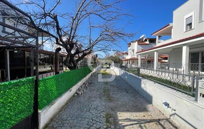 DİKİLİ MUTLU TATİL SİTESİNDE DENİZE YAKIN SATILIK 4+1 VİLLA