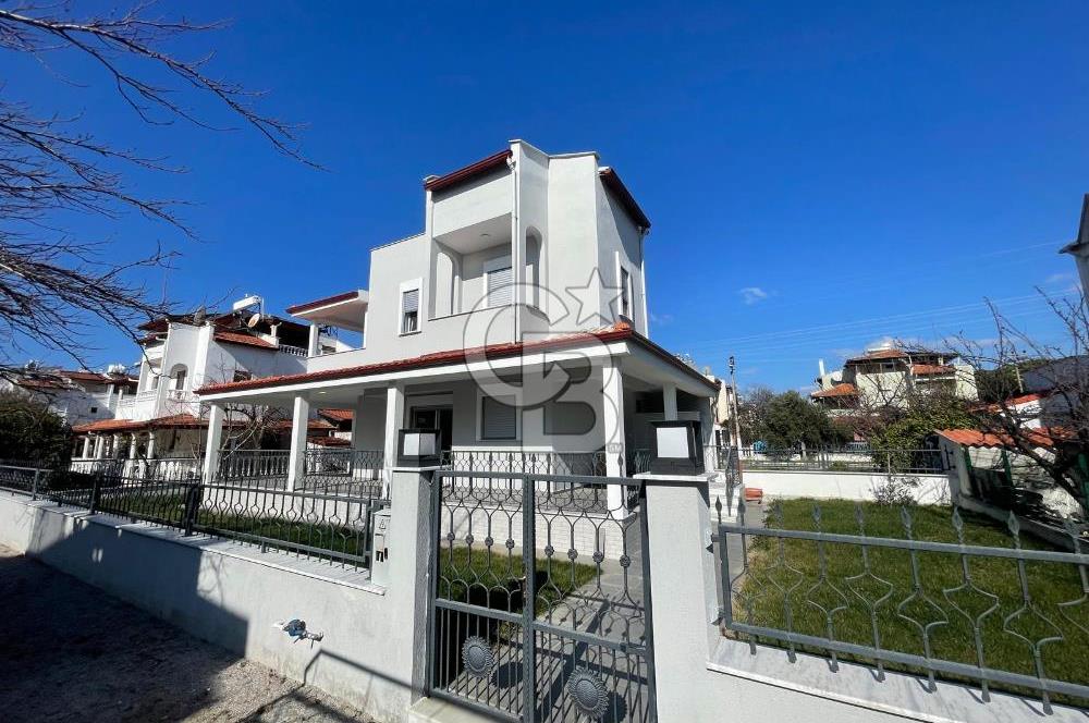 DİKİLİ MUTLU TATİL SİTESİNDE DENİZE YAKIN SATILIK 4+1 VİLLA