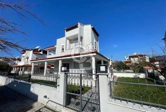 DİKİLİ MUTLU TATİL SİTESİNDE DENİZE YAKIN SATILIK 4+1 VİLLA