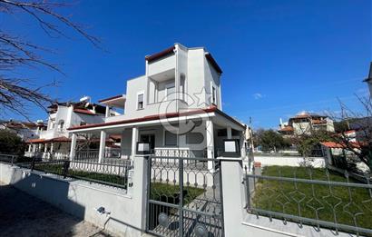 DİKİLİ MUTLU TATİL SİTESİNDE DENİZE YAKIN SATILIK 4+1 VİLLA