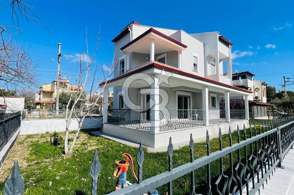 DİKİLİ MUTLU TATİL SİTESİNDE DENİZE YAKIN SATILIK 4+1 VİLLA