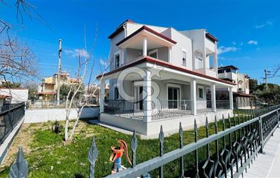 DİKİLİ MUTLU TATİL SİTESİNDE DENİZE YAKIN SATILIK 4+1 VİLLA