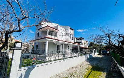 DİKİLİ MUTLU TATİL SİTESİNDE DENİZE YAKIN SATILIK 4+1 VİLLA
